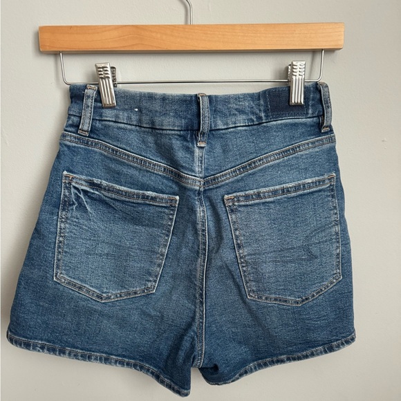 American Eagle Outfitters Stretch Curvy Denim Mom Short in Size 2 - Picture 3 of 5